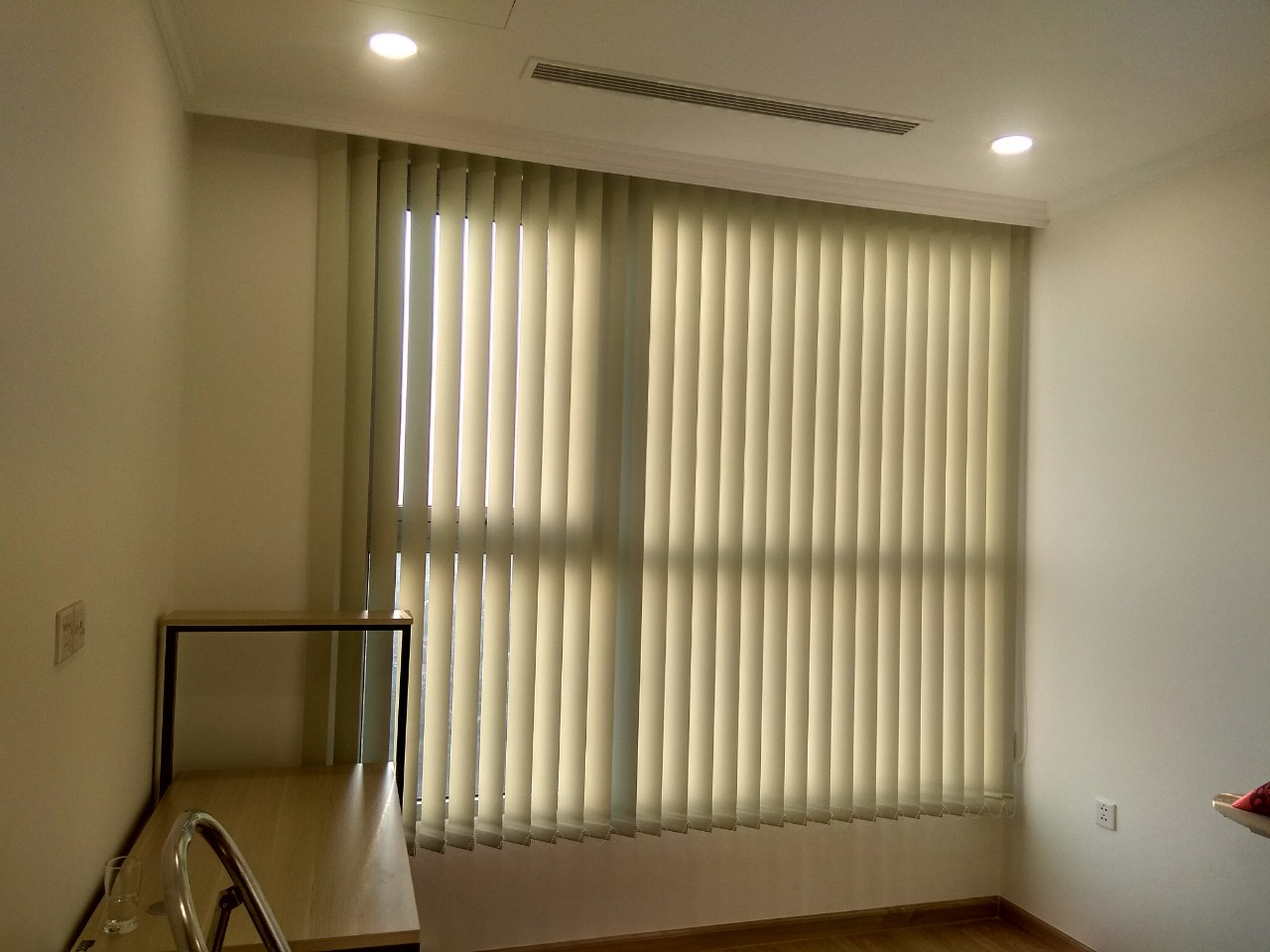 Rèm lá dọc văn phòng trơn 1 màu chống nắng